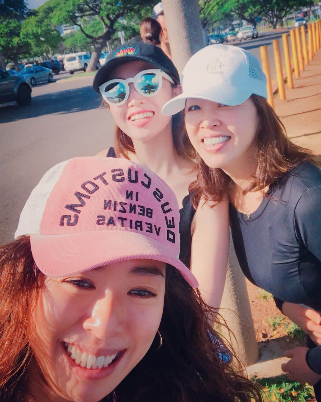 翁安芸さんのインスタグラム写真 - (翁安芸Instagram)「SUP YOGA in HAWAII🏄🏻‍♀️🌴💗 @wakanozawa に誘ってもらい、初めてのSUPヨガに挑戦しました!! やる前は緊張して1時間も早く集合場所に到着😅 始まったらハワイの青い海と空の中でのヨガは本当に気持ちよくあっという間でした✨ もちろん何度も海にドボン💦 SHOKO先生と楽しいメンバーとたくさん笑いました！ハワイに来たら毎回やりたい💗 #supyoga #hawaii #wakanozawa #ヨガ #サップヨガ #ハワイ」1月13日 6時09分 - akinyc