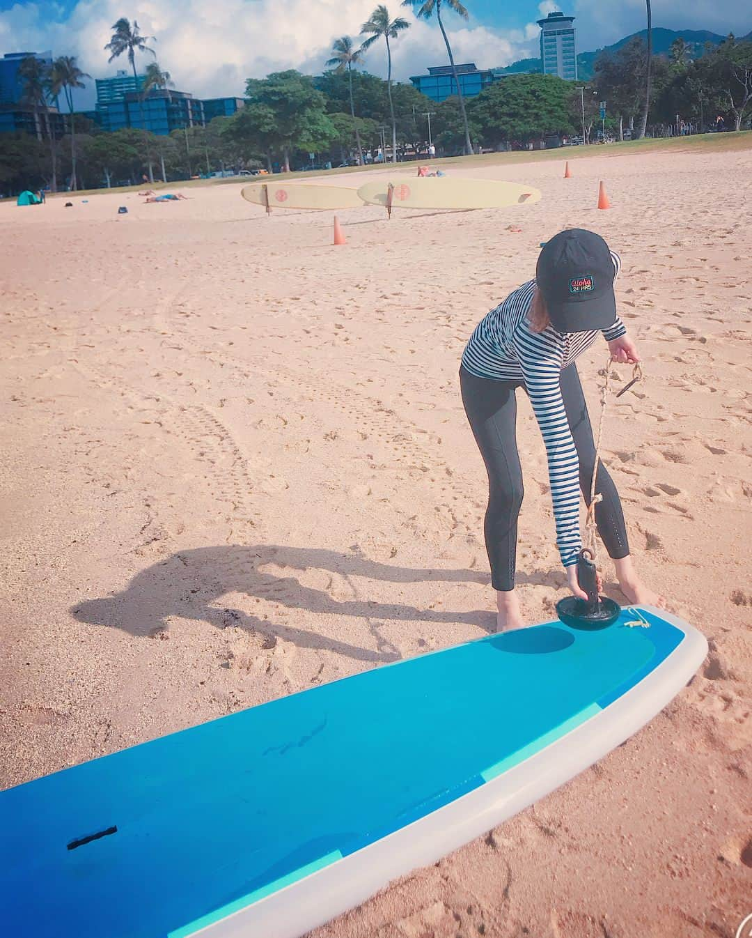 翁安芸さんのインスタグラム写真 - (翁安芸Instagram)「SUP YOGA in HAWAII🏄🏻‍♀️🌴💗 @wakanozawa に誘ってもらい、初めてのSUPヨガに挑戦しました!! やる前は緊張して1時間も早く集合場所に到着😅 始まったらハワイの青い海と空の中でのヨガは本当に気持ちよくあっという間でした✨ もちろん何度も海にドボン💦 SHOKO先生と楽しいメンバーとたくさん笑いました！ハワイに来たら毎回やりたい💗 #supyoga #hawaii #wakanozawa #ヨガ #サップヨガ #ハワイ」1月13日 6時09分 - akinyc