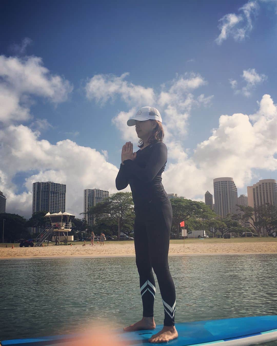 翁安芸さんのインスタグラム写真 - (翁安芸Instagram)「SUP YOGA in HAWAII🏄🏻‍♀️🌴💗 @wakanozawa に誘ってもらい、初めてのSUPヨガに挑戦しました!! やる前は緊張して1時間も早く集合場所に到着😅 始まったらハワイの青い海と空の中でのヨガは本当に気持ちよくあっという間でした✨ もちろん何度も海にドボン💦 SHOKO先生と楽しいメンバーとたくさん笑いました！ハワイに来たら毎回やりたい💗 #supyoga #hawaii #wakanozawa #ヨガ #サップヨガ #ハワイ」1月13日 6時09分 - akinyc