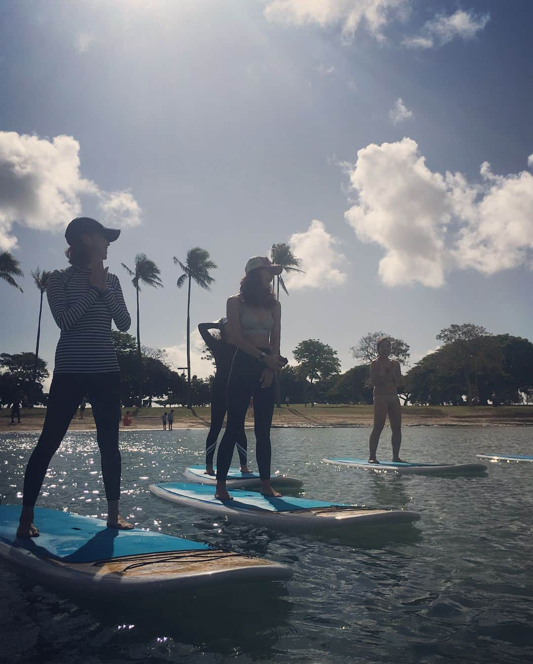 翁安芸さんのインスタグラム写真 - (翁安芸Instagram)「SUP YOGA in HAWAII🏄🏻‍♀️🌴💗 @wakanozawa に誘ってもらい、初めてのSUPヨガに挑戦しました!! やる前は緊張して1時間も早く集合場所に到着😅 始まったらハワイの青い海と空の中でのヨガは本当に気持ちよくあっという間でした✨ もちろん何度も海にドボン💦 SHOKO先生と楽しいメンバーとたくさん笑いました！ハワイに来たら毎回やりたい💗 #supyoga #hawaii #wakanozawa #ヨガ #サップヨガ #ハワイ」1月13日 6時09分 - akinyc