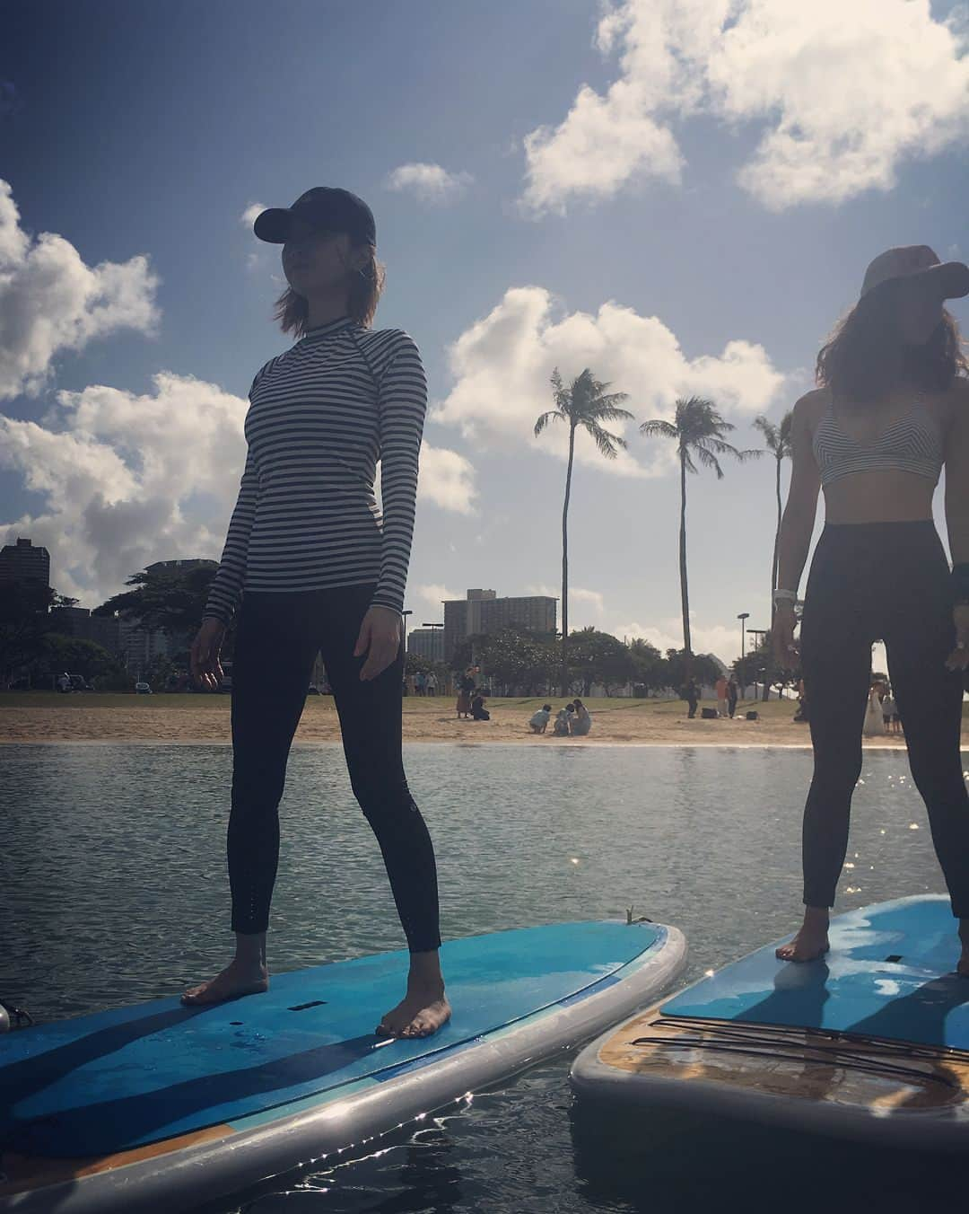 翁安芸さんのインスタグラム写真 - (翁安芸Instagram)「SUP YOGA in HAWAII🏄🏻‍♀️🌴💗 @wakanozawa に誘ってもらい、初めてのSUPヨガに挑戦しました!! やる前は緊張して1時間も早く集合場所に到着😅 始まったらハワイの青い海と空の中でのヨガは本当に気持ちよくあっという間でした✨ もちろん何度も海にドボン💦 SHOKO先生と楽しいメンバーとたくさん笑いました！ハワイに来たら毎回やりたい💗 #supyoga #hawaii #wakanozawa #ヨガ #サップヨガ #ハワイ」1月13日 6時09分 - akinyc