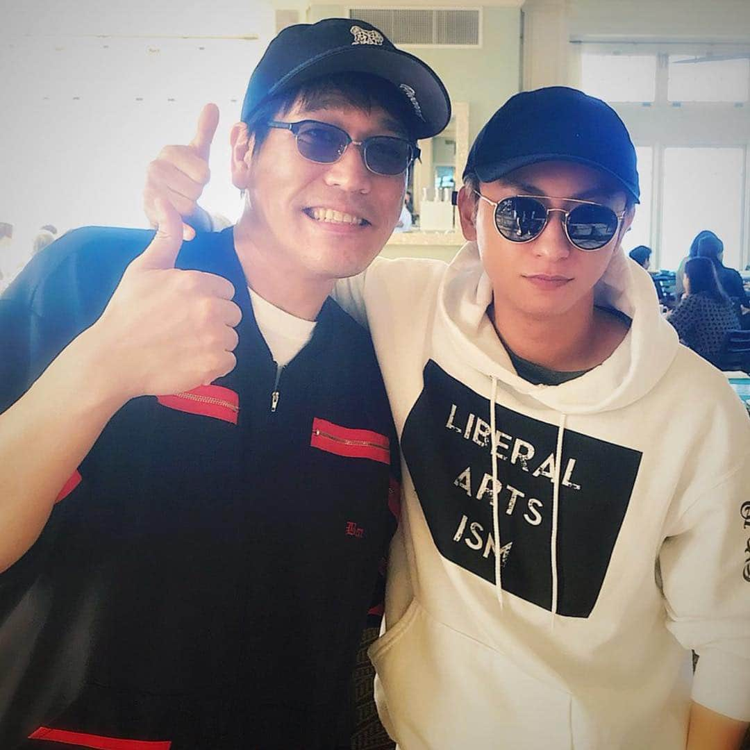 與真司郎さんのインスタグラム写真 - (與真司郎Instagram)「I bumped into the producer of @pikotaro_ppap_official @kosakadaimaou at a restaurant in Hawaii. We’ve known each other for like over 12 years. What a coincidence!!! 友達が泊まってたホテルでみんなで朝ごはん食べてたら @kosakadaimaou に会った。偶然すぎて一瞬時がとまった。笑 昔から仲良くしてくれてるナイスな先輩です！ 改めまして古坂さん！！ご結婚そしてパパ！ホントにおめでとうございます🎉 #hawaii #trip #今LAに戻ってきました」1月13日 8時12分 - shinjiroatae1126