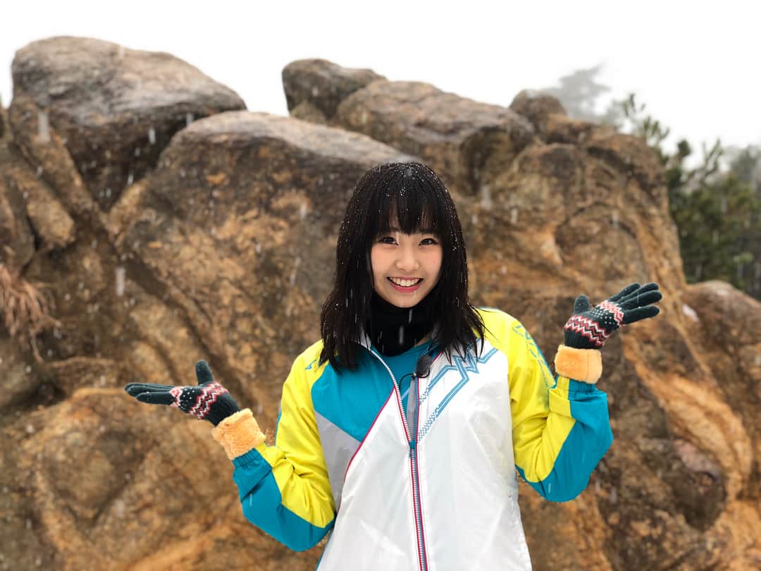 加藤夕夏さんのインスタグラム写真 - (加藤夕夏Instagram)「風吹岩の頂上から おはようございます❤️⛰🙋🏻❄️ #六甲山 。 #YNN ▷ #nmb48channel #ペロペロペロリンチョ 👅笑」1月13日 8時57分 - uuka_nmb