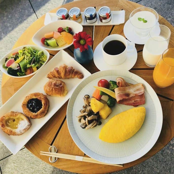 Palace Hotel Tokyo / パレスホテル東京さんのインスタグラム写真 - (Palace Hotel Tokyo / パレスホテル東京Instagram)「Step out to the balcony in your room to enjoy a leisurely breakfast under the warm sunshine! 暖かい日差しのなか、ルームサービスの朝食をバルコニーでゆっくりと。  #breakfast #inroomdining #roomservice #omelet #heartybreakfast #morningsunlight #Tokyomorning #balcony #roomwithaview #hotelbreakfast #breakfastontheterrace #Marunouchi #PalaceHotelTokyo #ルームサービス #インルームダイニング #朝食 #朝ごはん #オムレツ #クロワッサン #卵料理 #東京の朝 #清々しい #朝の光 #眺めのいい部屋 #客室 #ホテルステイ #ホテル朝食 #丸の内 #パレスホテル東京」1月13日 9時23分 - palacehoteltokyo