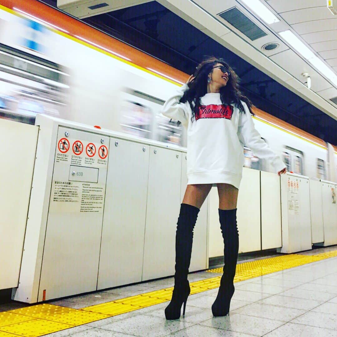 のインスタグラム：「Chimotys🐩× PRIVE REVAUX🐿 #fasion #ootd #parka #parkaouter #Chimotys #mensfashion #mens #XL #white #kneehighboots #black #boots #sunglasses #prive #privé #priverevaux #reframeyourself #tortoise #unisex」