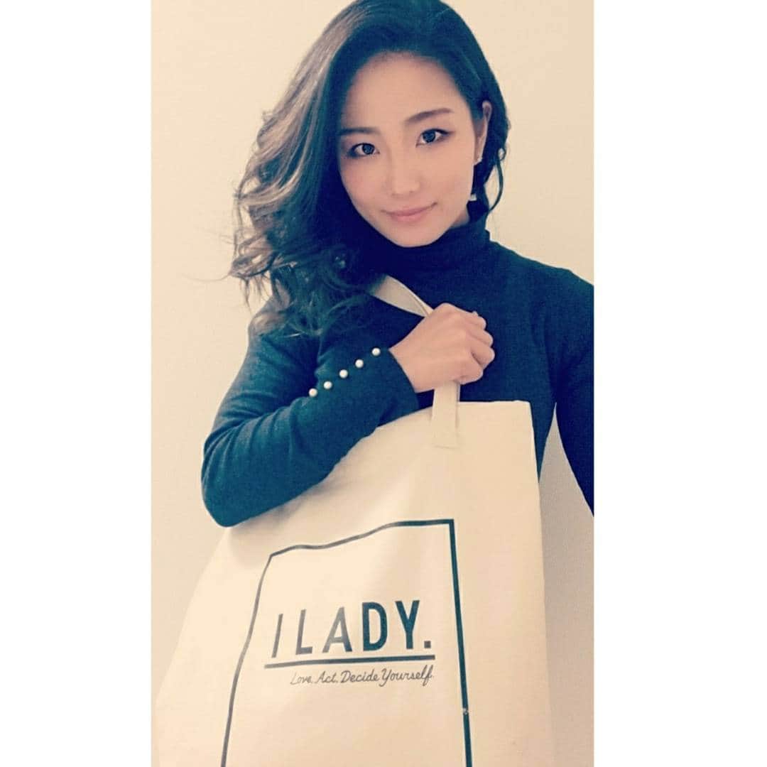 永吉令奈のインスタグラム：「～売り上げの一部が寄付金へ～  売り上げの一部がジョイセフへ寄付されるこのチャリティーバッグ✨  ジョイセフとは、発展途上国の妊娠婦や女性の命と健康を守る公益財団法人です。  世界ではまだまだ深刻な女性差別問題が存在します。  私たち日本人は、今でこそ女性の社会進出が推進される国となりつつあります。  ミスユニバースもただ美しい女性を決めるミスコンテストではありません。  女性だからこそ出来ることがある、その力の価値を世に広げるためのオピニオンリーダーを輩出する大会なのです。  2018ミスユニバース神奈川ファイナリストの松井亜里香 @aaa0509  がこのチャリティーバッグの存在を教えてくれました✨  彼女は海外で様々なことを経験し、その経験を生かして行動し、世に伝えたいことを発信し続けています。 【I LADYとは】 ⭐️Love yourself『自分を大切にすること』 ⭐️Act yourself『自分から行動すること』 ⭐️Decide Yourself『自分らしい道を自分で決められること』  ジョイセフの取り組みとして行われてるこのチャリティーの願いや実現すべきことの意味が込められています。  教えてくれた松井ちゃん、ありがとう☺✨ P.S トートバッグって便利ですよね✨ 毎日ジムに行くとき使わせてもらっています💓  #チャリティー #ilady #ジョイセフ #チャリティーグッズ #トートバッグ #ミスユニバース #ミスユニバース神奈川」