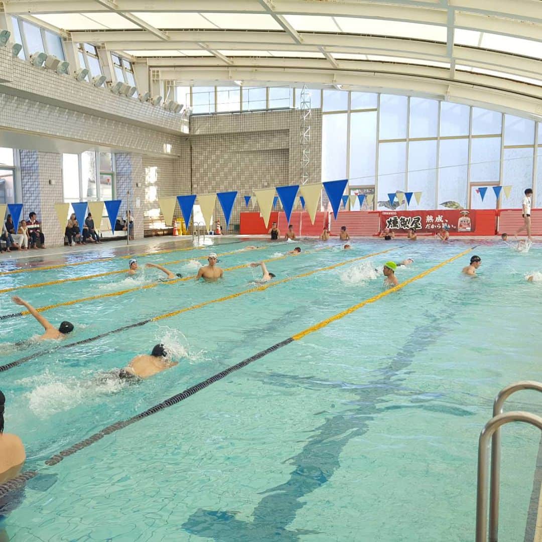 のインスタグラム：「Thank you for coming swimming clinic sponsored by Marudai Food🏊‍♂️ see you soon in🇨🇭→🇺🇸 今日は丸大食品さんと一緒に水泳教室をさせていただきました🙏ゲストには五輪メダリストの星さん、江原選手に来ていただき盛り上がりました！丸大食品さんをはじめ、ご来場頂いた皆さん、応募頂いた皆さんありがとうございました😊  僕らが頑張っている姿に憧れてくれているジュニアスイマー達やファンの皆さんにいつまでも応援される選手、人間になりたいと改めて感じています。東京五輪に向けてブレずに精進していきますので応援よろしくお願いします！  #swimmingclinic #丸大食品 #水泳教室 #tokyo2020  もうすぐスイスに行き試合してアメリカに戻ります！！」