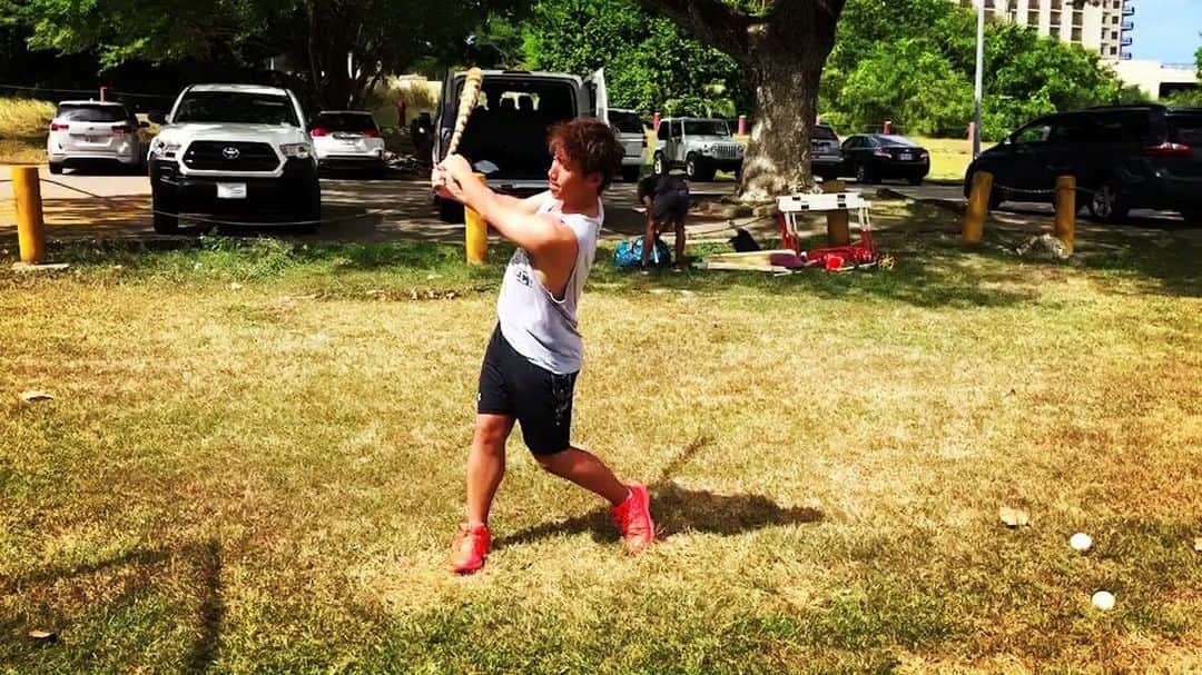 吉田正尚のインスタグラム：「. 今日もグアムはいい天気です。☀️ バッティングも徐々にペース上げていきたいと思います！笑  #オリックスバファローズ  #ORIX #アンダーアーマー #underarmour  #シューズ #お気に入り」