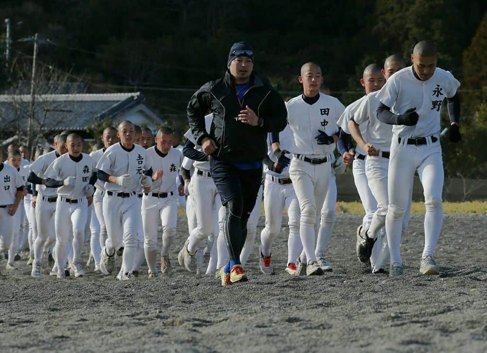 田島慎二さんのインスタグラム写真 - (田島慎二Instagram)「今年の自主トレ開始は中学時代に合宿をしていた紀伊長島で！(^^) そこに母校の野球部が今年から合宿をするということで一緒に走って来ました〜 高校生の半分以下のメニューなのに足腰パンパンでした^^; 宿泊は『民宿さざなみ』ここもお世話になった場所！ おかみさんたち元気で懐かしかった〜 今は鳥取(^^) #紀伊長島 #古里海岸 #民宿さざなみ  最後は久々の#そぶさんキメ顔シリーズ  これは載せるなって言われたから後で怒られると思います笑」1月13日 15時18分 - taji.12