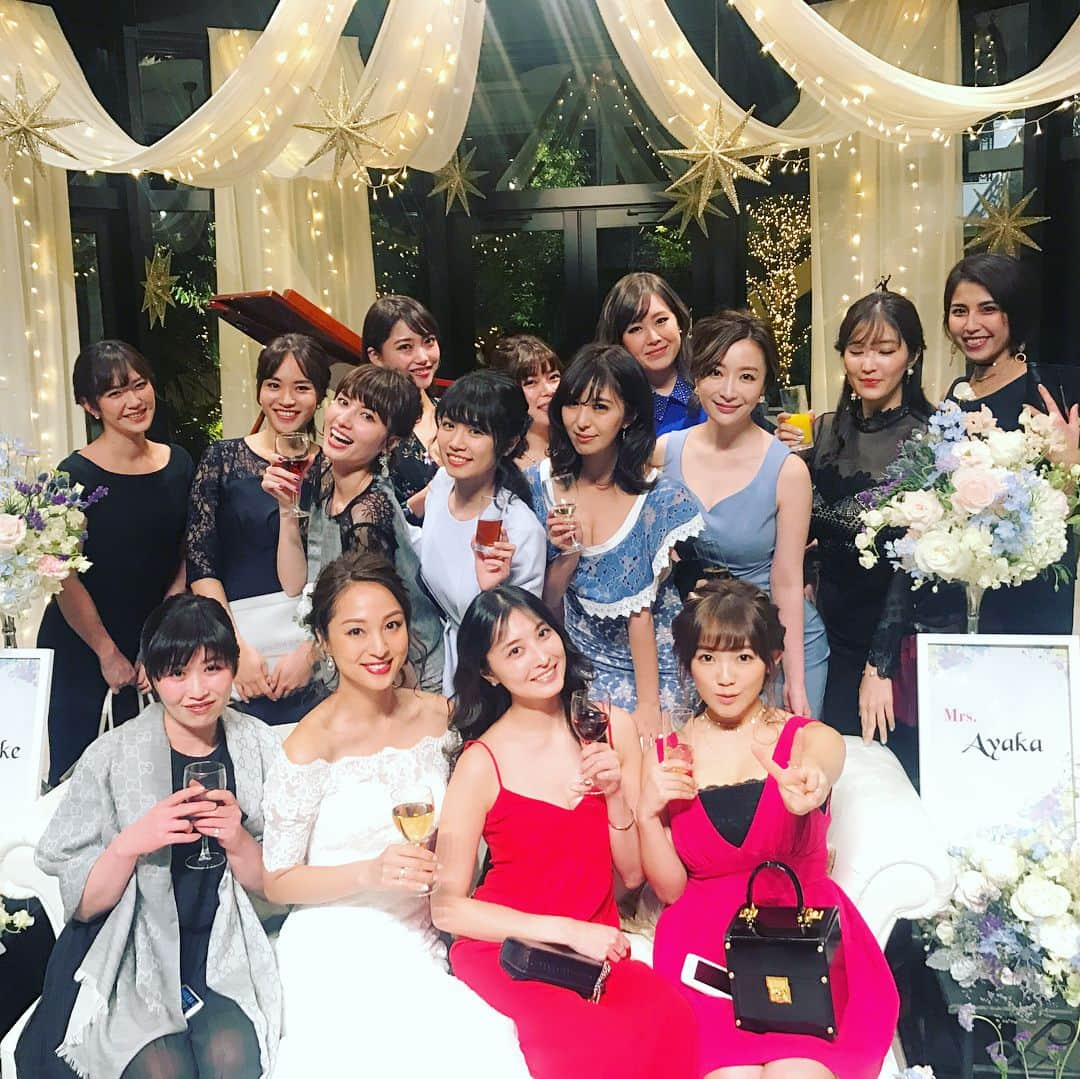 柳いろはさんのインスタグラム写真 - (柳いろはInstagram)「Happy Wedding💍 ・ ・ @ayakafukuma & @kosuke_ota_official ・ ・ 🤵🏼💓👰🏼 ・ ・ 挙式、披露宴、2次会に 参加させてもらいました💕 おちゃめで暖かい最高の2人に happyをもらいました。 ・ ・ 福間っちとはMBSラジの「オレたちゴチャまぜっ！」で 一年間ラジオ通して出会って、 辛い時も楽しい時も一緒に駆け抜けた大切な友達💓 奈良県出身でだいぶ関西弁がコッテリした 挨拶が特徴で人を明るく楽しませてくれる 時には熱い。そんな福間っちが大好きで。 晴れ舞台の最高の瞬間立ち会えたことが めちゃ嬉しかったよ✨ ありがとう💗 ・ ・ 宏介さん✨ 福間っちと共にクレヨンしんちゃんの 野原ファミリーみたいな明るくてチャーミングな家庭築いてくださいね♡ ・ ・ 改めてご結婚おめでとうございます🎈 ・ ・ #wedding #balloonrelease #ceremony #happyがいっぱい #ご結婚おめでとうございます #末長くお幸せに💕  #👰🏼🤵🏼」1月13日 15時47分 - irohayanagi