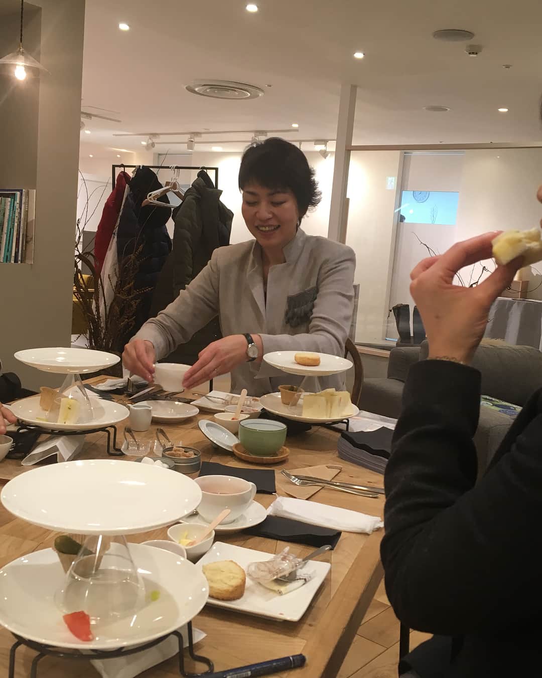 office manacalaのインスタグラム：「みなさんこんにちは✨ マナカラの伊藤です😊 昨日は「お茶会マナーの勉強会」を開催💕 コップの持ち方、ナイフやフォークの使い方など、印象アップ術を伝授😊本当に印象って少しのことで変わりますね✨ 💕manacalaレッスン① 「仕事で即使える❗️ ビジネスマナー」 👉1/19(金)18:30〜20:00 👉栄スカイル9階 「パパママハウス」 👉レッスン代¥2、000 💕manacalaレッスン② 「美しく正しい言葉遣い✨beautiful woman術」 👉1/26(金)18:30〜20:00 👉栄スカイル9階 👉レッスン代¥2、000 「パパママハウス」 💋ご予約はdmにて✨」