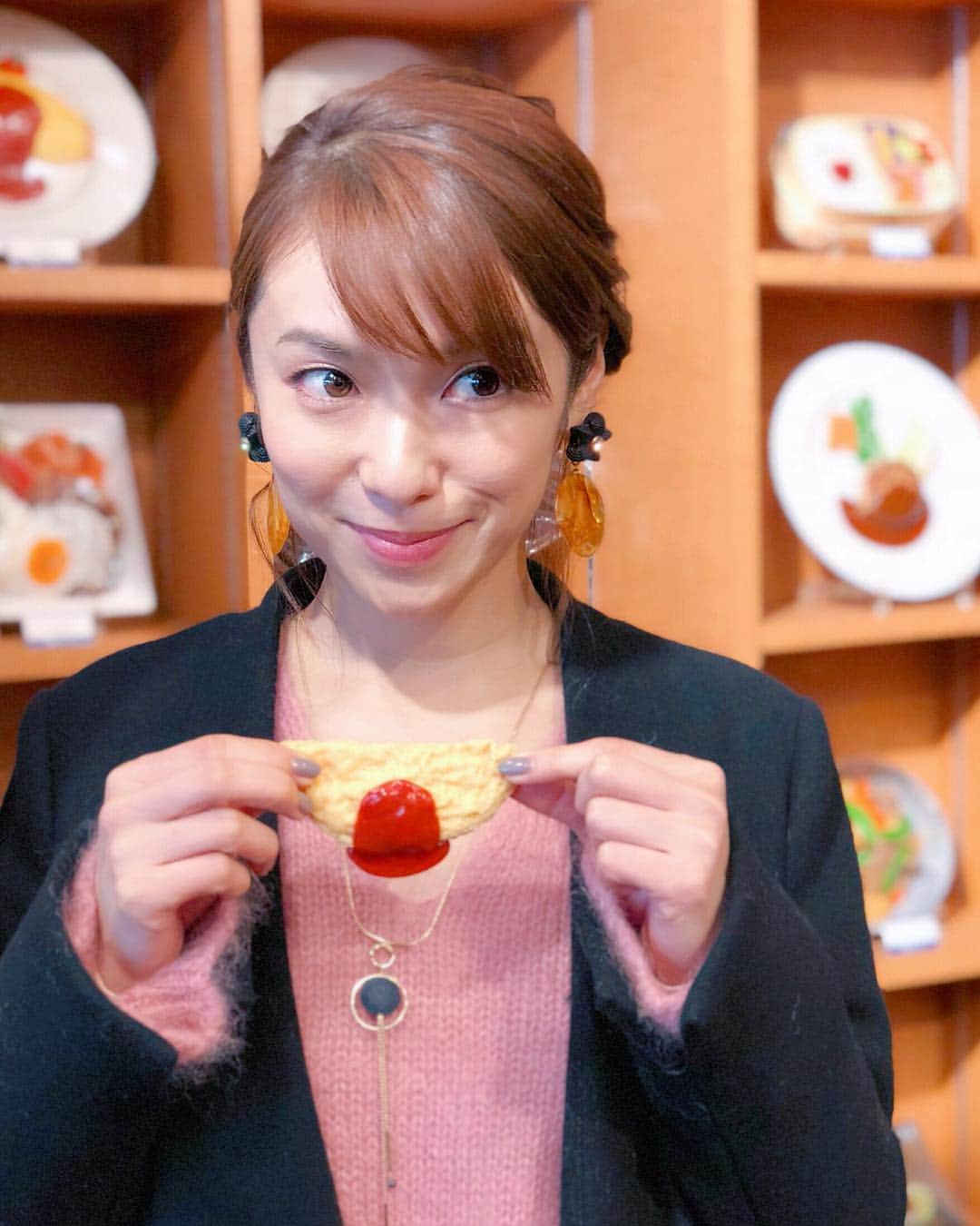 内山理名さんのインスタグラム写真 - (内山理名Instagram)「ASAKUSA🍳✨ ・ 日本のものづくりは 本当に世界に誇れるなぁと 『マチ工場のオンナ』のお仕事してから また 改めて とても興味が湧き 注目しております。 ・ こちらは 浅草の食品サンプルのお店 細やかな技術に 感動しきりでした♡ ・ 「和び旅」 1月の旅人で 浅草をぷらり。 NTV系 毎週 土曜日 。 ・ #asakusa  #japan  #ものづくり #食品サンプル ・ ・ あと…iPhone X のカメラすごいですね。。シワとか瞳の奥までくっきりと写ってしまうのだw」1月13日 16時31分 - rinauchiyama_official