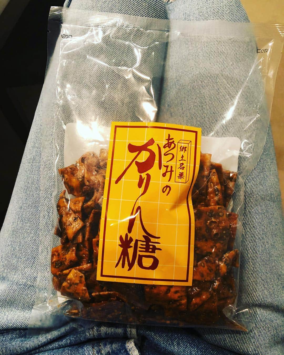 神崎恵さんのインスタグラム写真 - (神崎恵Instagram)「今年もこの誘惑が。。。 #やめられないとまらない  #味といい食感といい #これは別腹 #ご飯前でも後でもいけちゃう #日本は美味しいものであふれてる #秋田のおみやげ #あつみのかりん糖 #これを創り出した方天才」1月13日 19時20分 - megumi_kanzaki