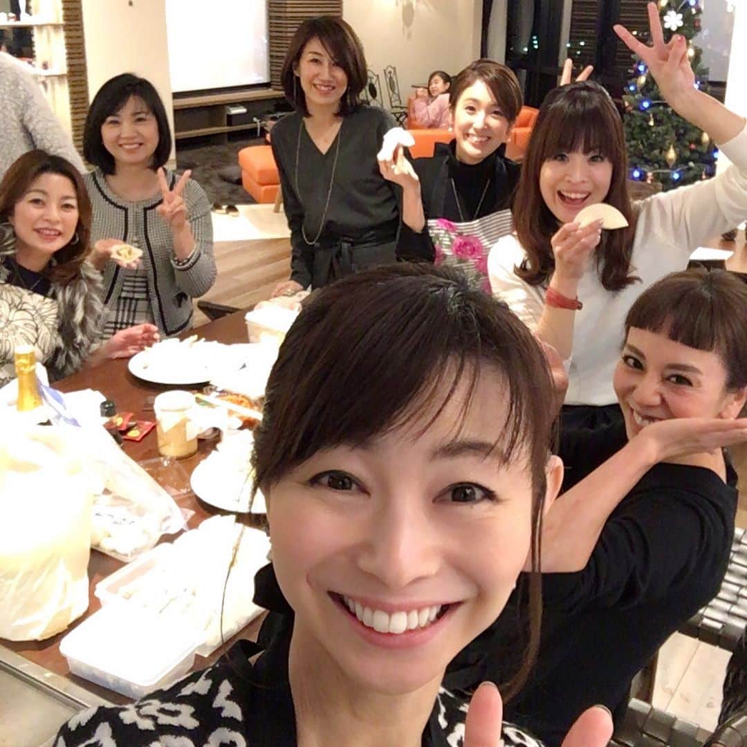 のインスタグラム：「まゆちゃんお誕生日祝い🎉① 何が食べたい？って聞いたら「餃子」🥟😆 タネ持ち寄ってみんなで包みました❤️ 肉、ニラ、チーズ、餅ピザ、 一番人気は明太子❤️ 絶妙にみんな被らない 変化球勝負の持ち寄り具材❣️ 箸つけたら絶対食べる掟。 #女友達最高#女子会#餃子パーティー  #誕生日パーティー #闇鍋風餃子 #明太子餃子 #ニラ餃子 #餅ピザ餃子 #チーズ餃子」