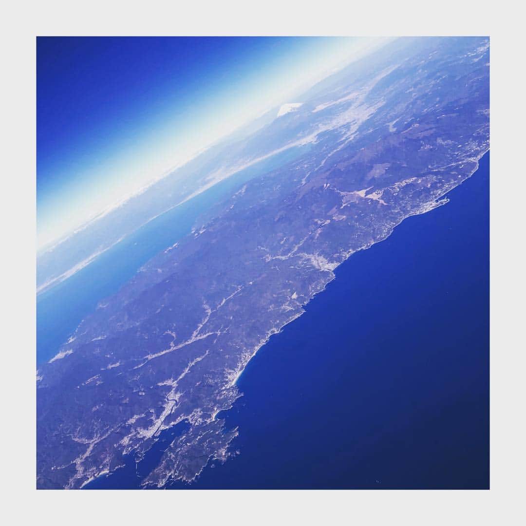 松雪泰子さんのインスタグラム写真 - (松雪泰子Instagram)「少し空を飛んでました 晴天過ぎて絵に描いた様な 空と富士山と伊豆半島 #綺麗ね」1月14日 16時04分 - yasukomatsuyuki_official