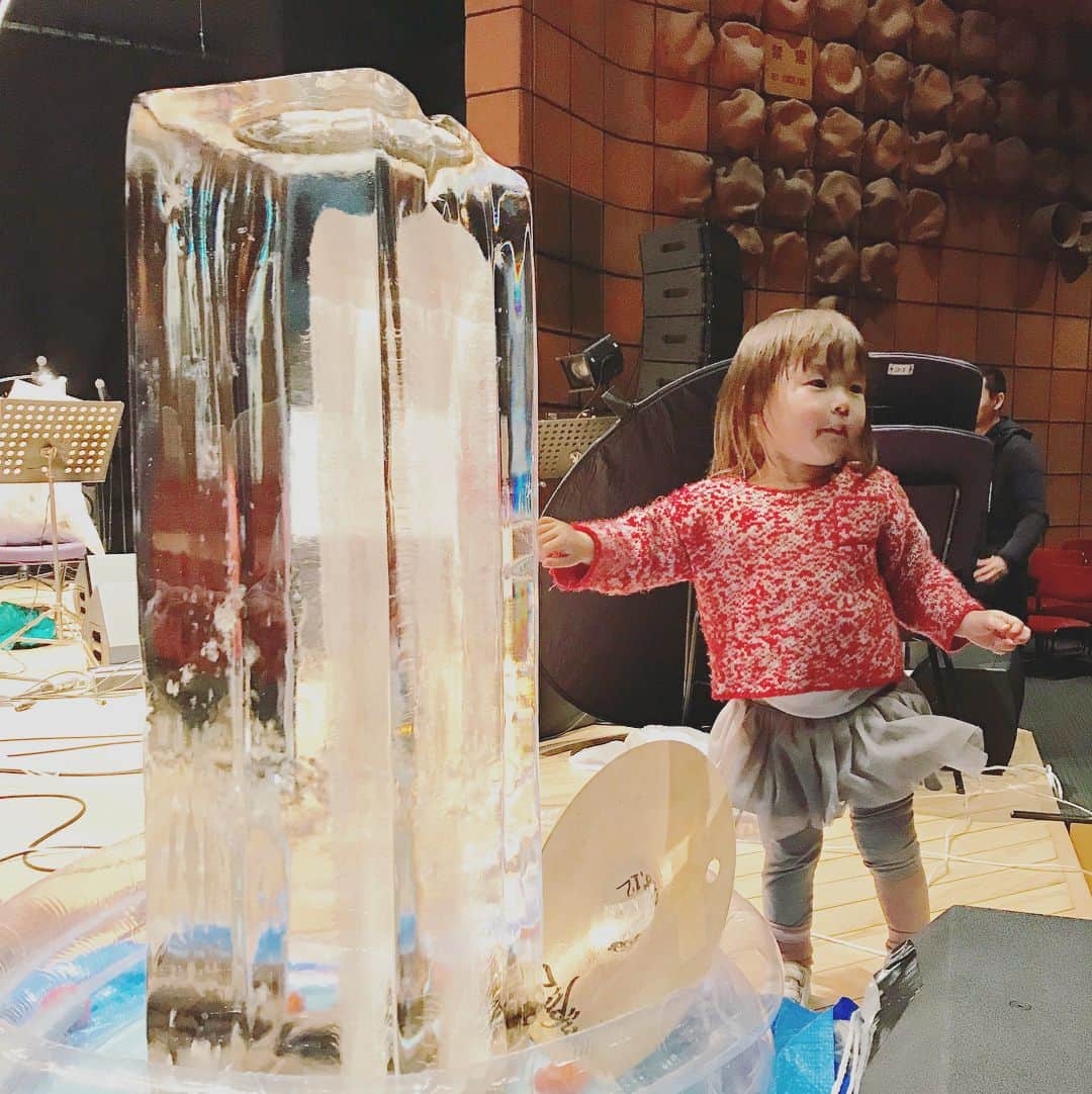 坂本美雨さんのインスタグラム写真 - (坂本美雨Instagram)「ステージで使われた氷のかたまり。初めてこんな大きなの見た、氷好きのなまこ。 #蓮沼フィル」1月14日 16時29分 - miu_sakamoto