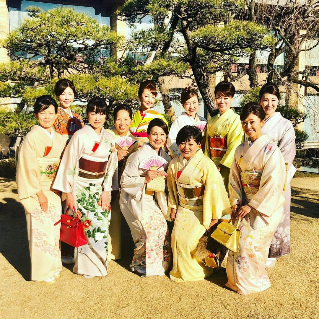 神田うのさんのインスタグラム写真 - (神田うのInstagram)「大好きなお茶のメンバー💕とニューオータニの美しい庭園で記念撮影。  #お初釜 #お茶 #お茶会 #お着物 #kimono #庭園 #ホテルニューオータニ #ニューオータニ #ニューオータニ東京 #素敵な仲間 #お仲間 #華やか #hotelnewotani #newotani」1月14日 8時04分 - unokandaofficial