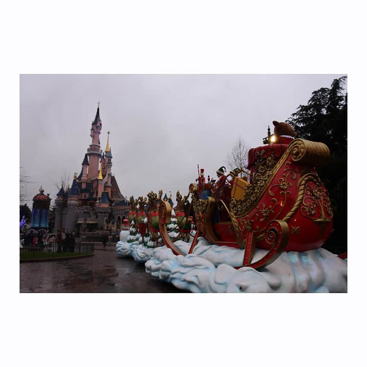 佐野ひなこさんのインスタグラム写真 - (佐野ひなこInstagram)「雨の中。雨のディズニーランドへ！ ピンクのお城❤️ 雨だけど小雨だからパレード二つも観れました！(*'ω'*) #paris」1月14日 8時17分 - hinako_sano