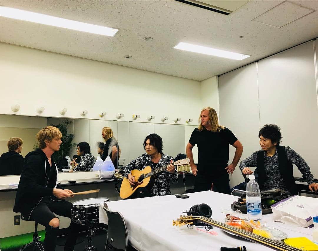 B’zさんのインスタグラム写真 - (B’zInstagram)「B'z LIVE-GYM 2017-2018 “LIVE DINOSAUR” at SAITAMA SUPER ARENA Day2! @tknbmsd03 @shanegaalaasofficial @barry_sparks #大賀好修」1月14日 16時34分 - bz_official_insta