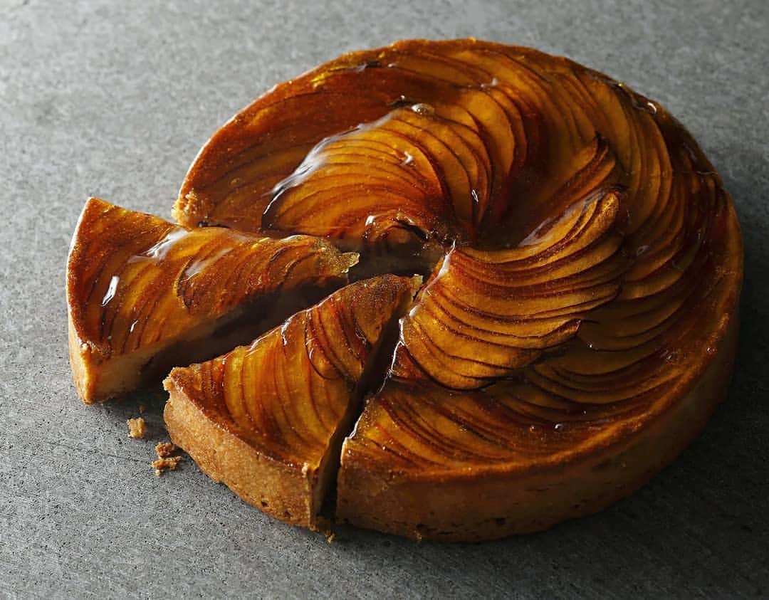 のインスタグラム：「Who's ready for some freshly baked apple tart? We've cut out a piece, just for you. 焼きあがった林檎のタルト、一切れいかがでしょうか？  #appletart #fruittart #divinedessert #apple #tart #pastrykitchen #PalatialSweets #TokyoSweets #SweetsAndDeli #Marunouchi #PalaceHotelTokyo #りんごのタルト #林檎のタルト #りんご #タルト #ホテルスイーツ #丸の内 #スイーツアンドデリ #パレスホテル東京」