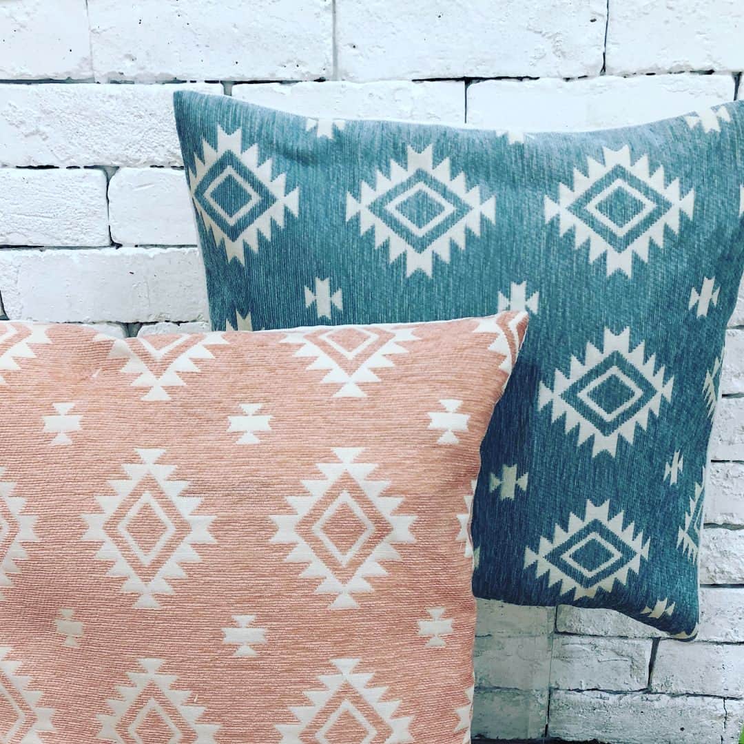 3coins Ln Lumineさんのインスタグラム写真 3coins Ln Lumineinstagram 新作のカーテンとクッションカバーが入荷しました 春らしいリーフ柄と花柄の２種類をご用意しております クッションカバーは表と裏でちがう柄をお楽しみ頂けます その日の気分によって