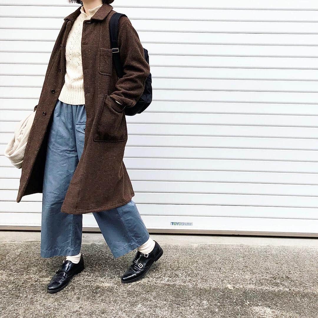のインスタグラム：「❍. 𓈒 ✧ ❍  𓈒 ❍ . . .  YAECAのコートは昨シーズンもの モケっとした起毛感が気に入ったので メンズだけどガバッと着てます👨 . . . . . . ❍ #yaeca#seebychloe#ゴーシュ#uniqlo#churchs#今日の服#fashion#今日のコーデ#coordinate#アニヤハインドマーチ#ニット」
