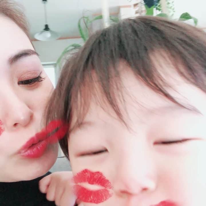 藤倉幸子のインスタグラム：「うんもーー愛おしい❤️❤️❤️❤️❤️ だーいすき😘😍 いつもママ大好きと言いチューをしてくれる息子。 ママ可愛いと言ってぎゅーしてくれる息子が愛おしすぎる😏  2歳半になりイヤイヤ期絶頂期で大変だけど出来るだけ楽しみながら子育て頑張ります‼︎‼︎‼︎ 最後の画面にちゅーが可愛過ぎ❤️ 親バカですw」