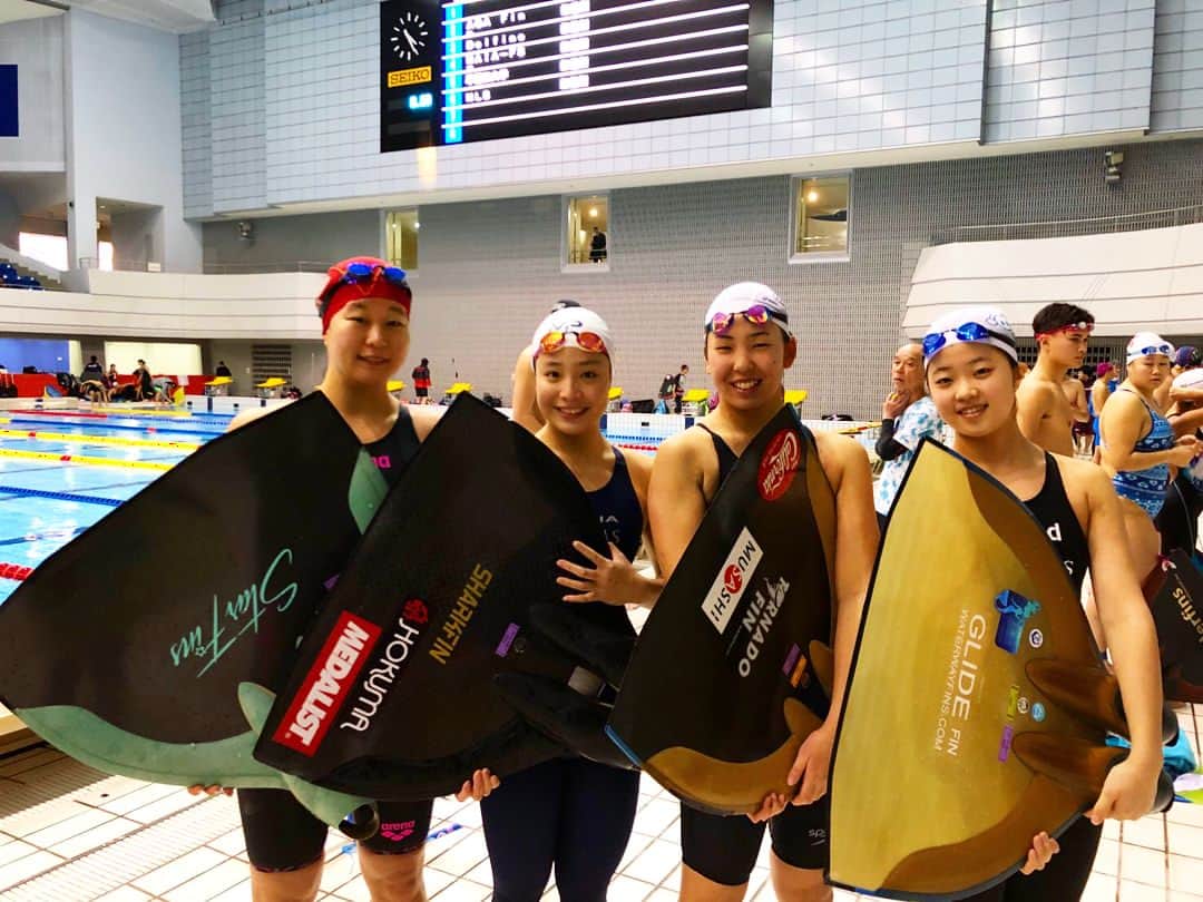 藤巻紗月のインスタグラム：「💫🐳💗🐬🤧 2018年最初のレース。 リレーのアンカーはやっぱり楽しい！！ サポートしてくれたメンバーに感謝。膝枕してくれてたさきちゃんに感謝。ご迷惑おかけしました🙇🏻 #雑念のないレース #関東オープン #finswimming #NoLimits #HOKUMA #MEDALIST」