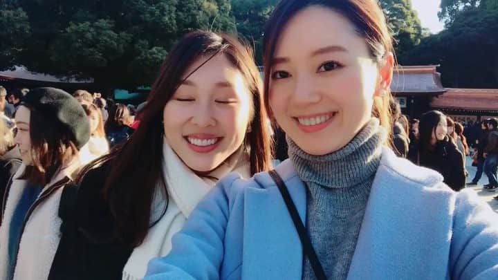 橋本まゆのインスタグラム：「毎年恒例の明治神宮へ⛩  毎年鰻を食べてから初詣へ。 ここのおみくじを引いてその一年、喝を入れてもらってます。毎年身に覚えのある言葉ばかり引く私たち🙄  今年も宜しくね。 色んな話も出来て楽しい一日だったな。  #ひつまぶし#鰻#初詣#明治神宮#橋本まゆ#成田沙季」