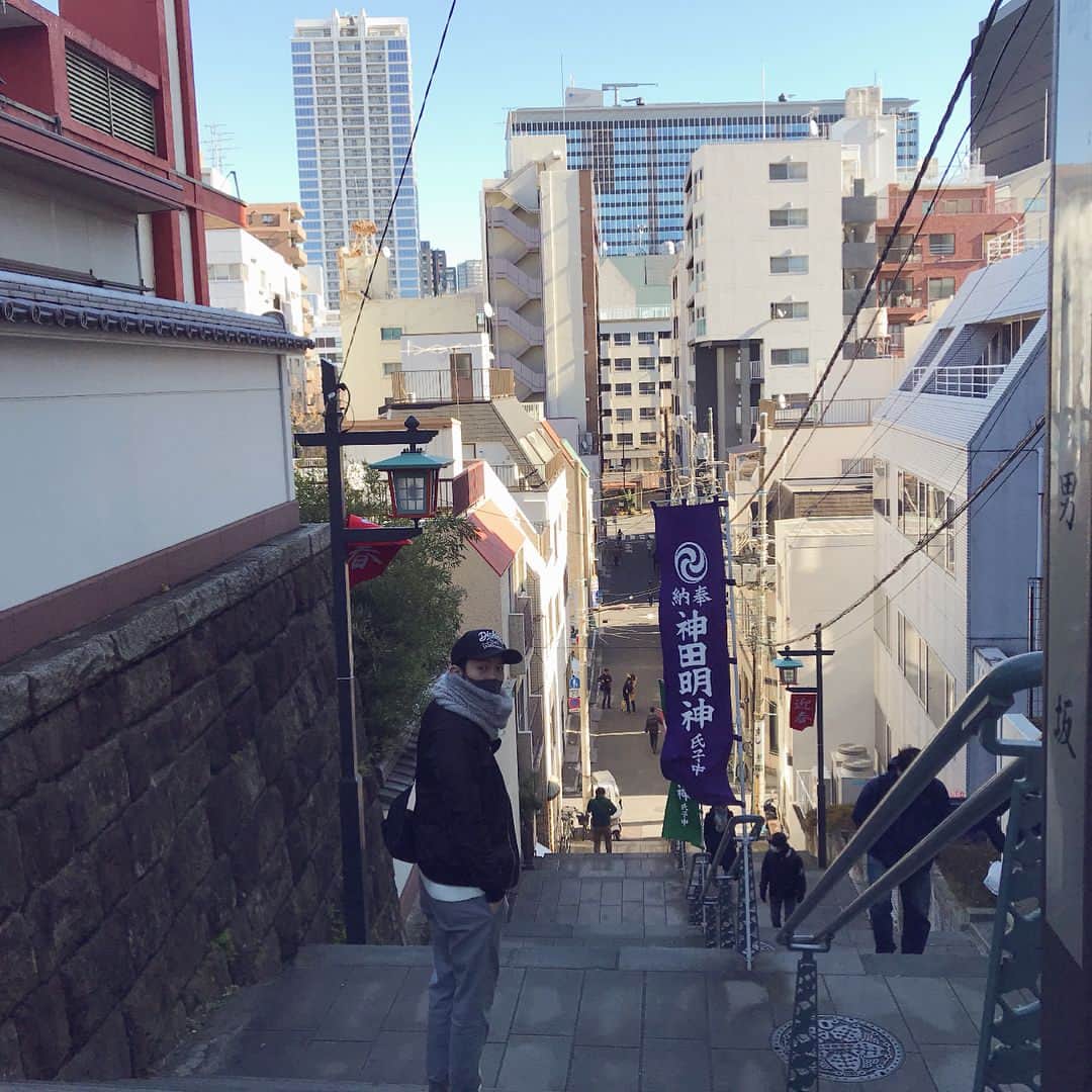 安達雅哉のインスタグラム：「やっと初詣。今年は小吉だったので焦らず騒がず謙虚に過ごしたいと思います🙋‍♂️ #初詣 #おみくじ #小吉」