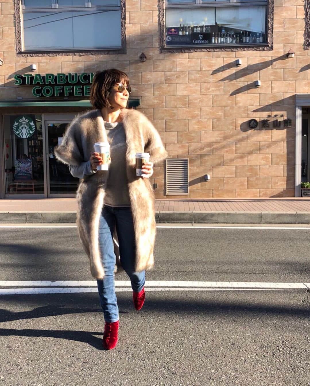 風間ゆみえのインスタグラム：「Sunny day🌞 フェイクファーコート @stylings_official  @1030kei #yumie_k_style」