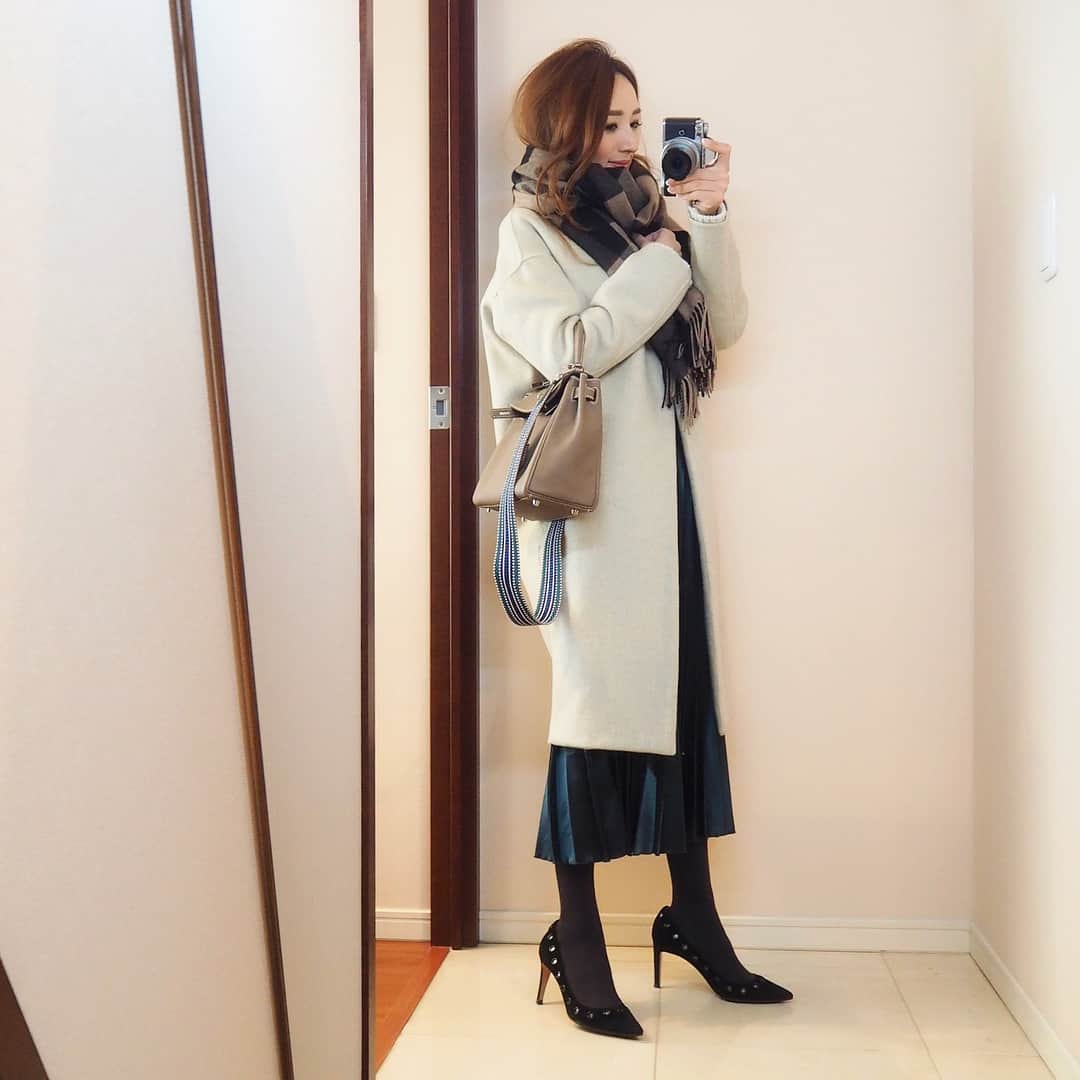 のインスタグラム：「off white × dark green💚 今日も寒かった〜☃️ outer#ENFOLD#エンフォルド tops#galerievie #ギャルリーヴィー bottom#un3d#アンスリード shoes#pellico#ペリーコ stole#johnstons × #haunt #ジョンストンズ  bag#hermes#エルメス ・ #coordinate #fashion #outfit #ootd #instafashion #mamafashion #mamacoordinate #ママコーデ#コーデ#コーディネート#ファッション」