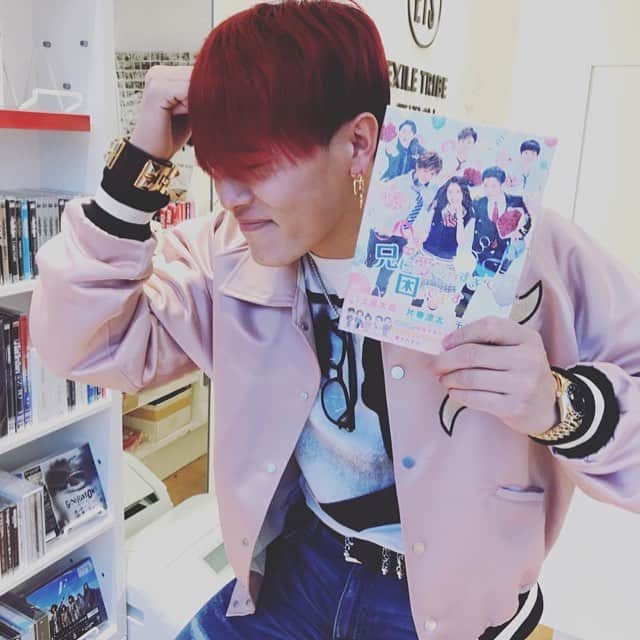 兄に愛されすぎて困ってますのインスタグラム：「Repost from @yuta_nakatsuka_official  ボーカル涼太くんが 出演している 『兄に愛され過ぎて困ってます』 DVD絶賛発売中です😁✨✨ 僕も大好きな映画です⤴️ 是非チェックしてくださいね😎 #兄こま #兄こまポーズ #涼太くん #王子様過ぎて #困ってます #いつも #リハーサルとかで #スタジオに入ってくる時も #爽やか過ぎて #困ってます #僕も涼太くんみたいな #爽やか王子に #一日だけでいいから #なってみたい #でも無理やから #諦めてます #だから #せとかになりたい #兄こま最高 #🤴👸」