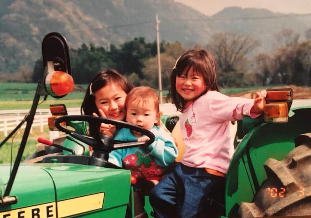 のインスタグラム：「家族写真がおもしろい。#2018#familyphoto#sisters#memory #妹成人おめでとう#スロバキア寒い」