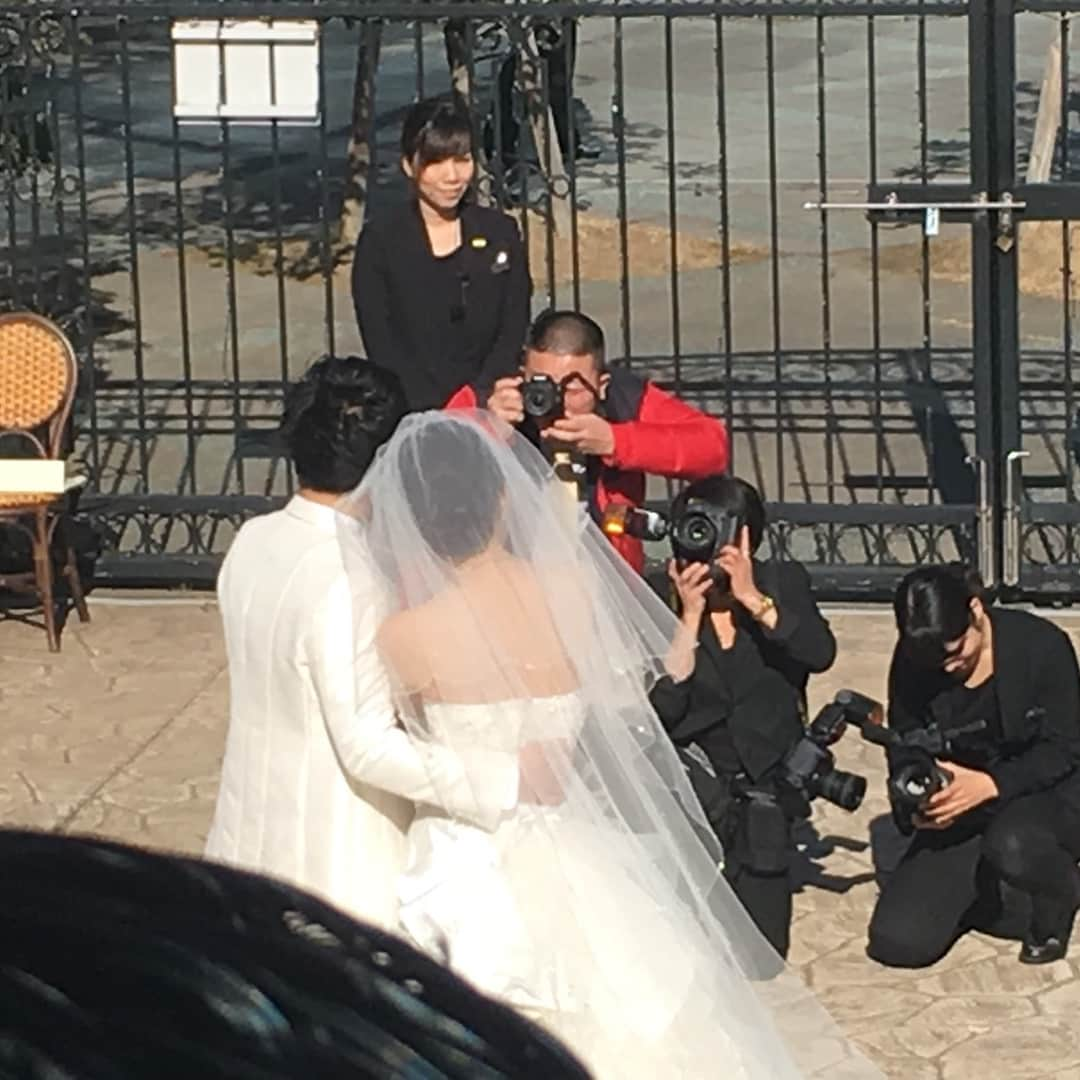 松尾駿さんのインスタグラム写真 - (松尾駿Instagram)「昨日の夏子の結婚式。 これでもかってくらい写真撮ったよ。 #omedetou #kireidattayo #uresiiyo #pronocameramanyorikireinanatsukototteyaroutohissi #sinsekinoojisankan #omedetou #usironominnanokao #omedetou」1月14日 23時41分 - matsuoshun