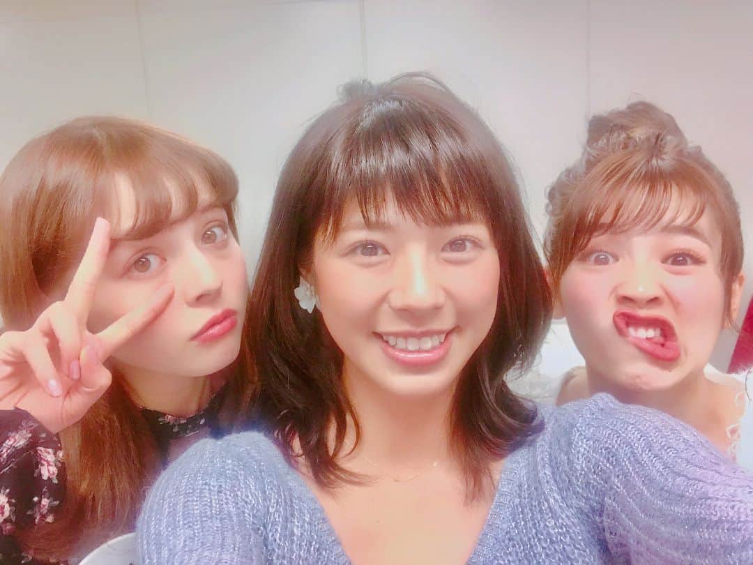 わちみなみのインスタグラム：「恋愛センター試験ありがとうございました！ . センター試験は受験ぶりでした(*^▽^*)鉛筆見るだけで心がしっとりしました🔥笑 手汗かきながら頑張って解いたなあ。センター試験受けた方、おつかれさまです！ . 加藤ナナさんとmireiさんが写真を一緒に撮ってくれたんだ🌸 . 加藤さんは昔からインスタみてて、特に #かとうごはん のファンやったの⭐️ . mireiさんめちゃ美しく空間歪ませる🔥 #顔芸モデル さん。かわいいです。。2枚目わたしも頑張ったけど歪まなかった💦 . めちゃくちゃキュートでスウィートな休憩時間のひと時だった🐶 .  Tarzanの、1位を獲得すれば、連載が持てるオーディションのハガキの投函が15日までです❗️ . ハガキで投票してくださった方はサイン入りのチェキが当たります(*^▽^*)ぜひ応募してくださいね🌸 . 筋トレ連載持ちたいです！応援よろしくおねがいします(^O^) . .  #加藤ナナ さん #mirei さん #Ray #顔芸モデル  #めっちゃ可愛い #ありがとうございました #abema  #恋愛センター試験 #鉛筆 #model #Tarzan #チェキ #サイン」