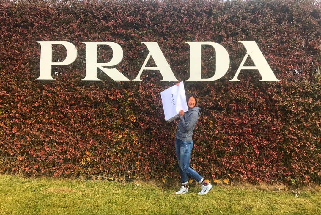 のインスタグラム：「🛍😍👗💄 やる時はやる。 遊ぶ時は遊ぶ。 念願の😍😍😍 #shoppingday#refreshday#pradaoutlet」