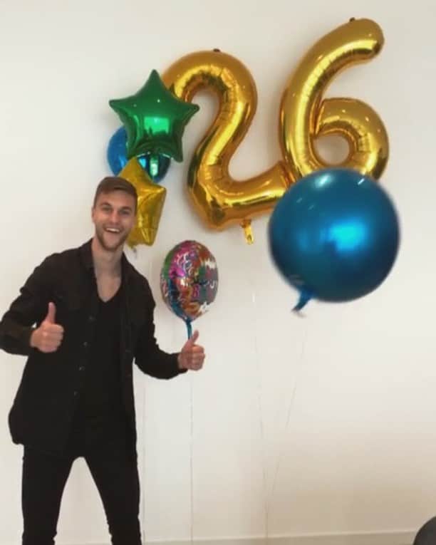 ジョエル・フェルトマンのインスタグラム：「It’s my birthday! 🎂 #26」