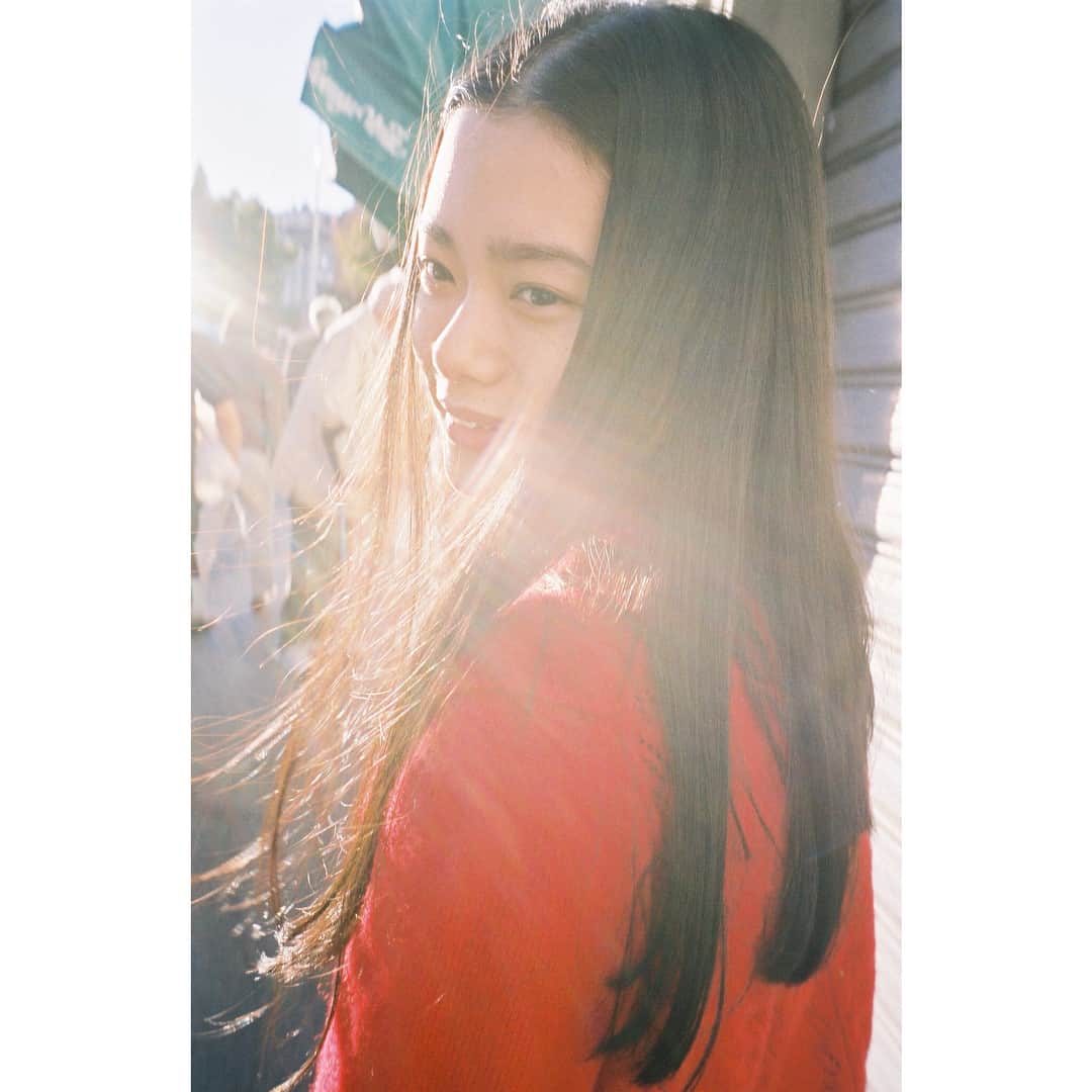 のインスタグラム：「はじめて、写真集を発売することになりました。 タイトルは「ユートピア」。 ２０歳になってすぐ、イタリアに行ってきました。 温もりの漂う写真がずっと好きで憧れていた 写真家 熊谷直子 @kumacaux さんに撮影していただき、いつもお世話になっている大好きなスタッフの皆さまも参加してくださり、愛おしい旅をしてきました。 買ってくださっただれかに、ずっと大切にしてもらえるような一冊を完成させられたらいいなと思いながら、ただ今絶賛製作中。 発売は３月です。 待っていてくださる方がいたら、嬉しいな。。✨😌 #杉咲花1st写真集 #ユートピア #熊谷直子」