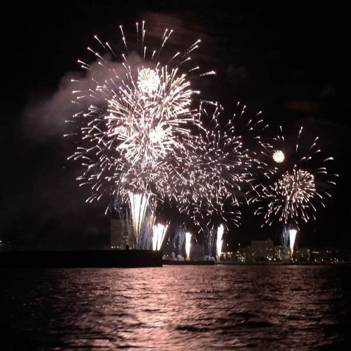 のインスタグラム：「日本サップヨガ協会新年会@熱海 おさむ商店🙌おさむくんの船で海の上から素晴らしい花火大会を見ることが出来ました😆寒かったけど、冬の花火の美しいこと❄️熱海の山に跳ね返る花火の音もすごい良かった🤩感動☺️ #熱海  #日本サップヨガ協会  #japansupyogaassociation  #おさむ商店  #冬の花火」