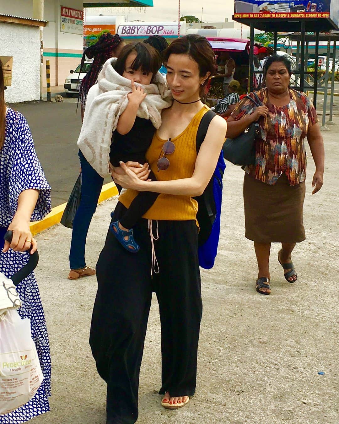 菊井亜希のインスタグラム：「kingston、水に飢えるtoughでhungryな街、灼きつけるような陽射しが肌を焦がす🌚 この昼の街はピリついたムード デコボコ道をバギー押して歩くのは正直 ハード💦 音好きは夜のdanceを楽しむ街 子連れで諦めてたけど、辿り着いたrastamanのdanceは子供にも優しかった😌dancehallを楽しむには、シッターさんに見てもらって大人の時間を楽しむ選択肢もあるみたい。 キングストンで出会った @kisskiss_tsunakiss に教えてもらった♡ また次の機会はお願いします🙋 皆んなに支えてもらい🙏助かりました✨✨いい出会いと忘れられない思い出に…🌃ありがとう📸 #モケモケは手放せない精神安定剤 #一番かさばるモケモケ」
