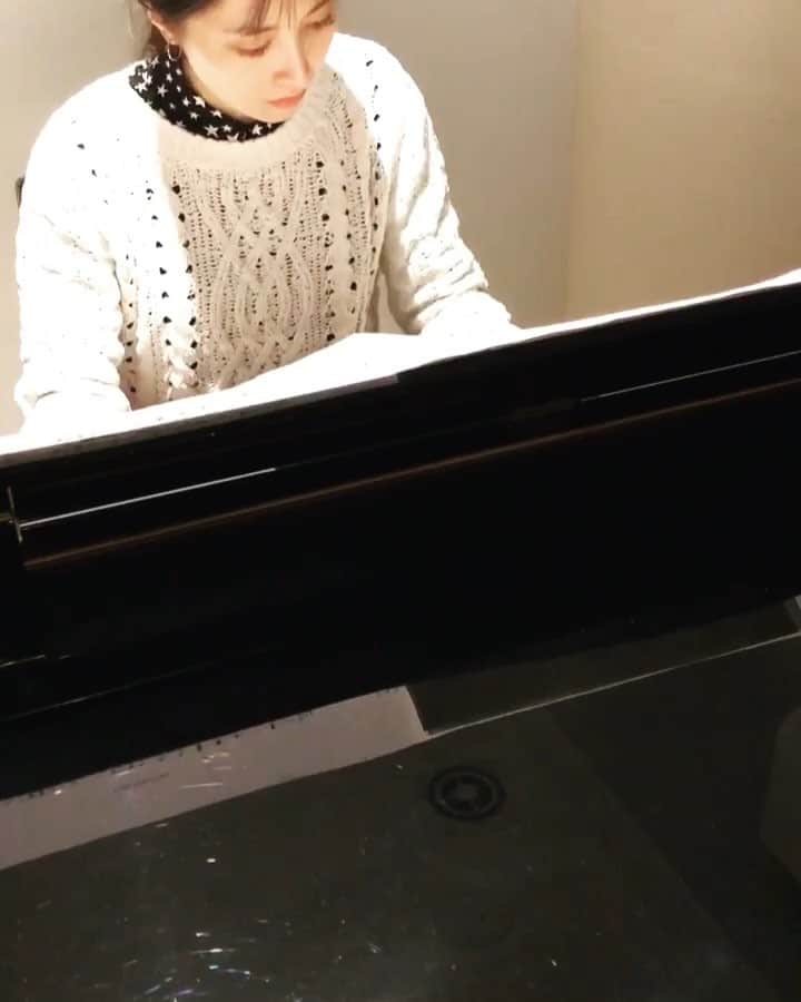 大石絵理のインスタグラム：「先日TEPPENを見ていただいた皆様ありがとうございました🙏 見ていない方もいると思うので、ちょっぴり練習のようすをおすそ分けします😌Twitterにはフルバージョン載せたのでよかったらみてみてください🎹Departuresは私がテレビのお仕事を始めた時にいつも聴いていた大切な曲です😌 #フジテレビ #TEPPEN #piano」