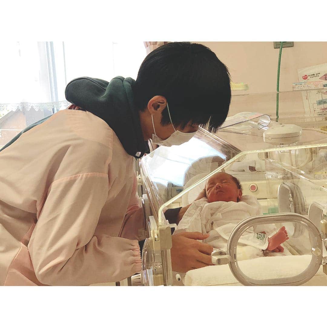 鈴川絢子さんのインスタグラム写真 - (鈴川絢子Instagram)「父子はじめてのふれあい #入院中の記録」1月15日 16時13分 - suzukawaayako