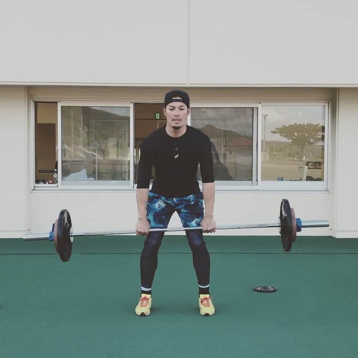 伊志嶺翔大のインスタグラム：「ウエイトメニュー終わって、シメにクリーン‼️ 今日は40.45.50キロと重りを増やしていって、ひたすらクリーン‼️ ハンパねー……😨 #自主トレ #恩納村 #赤間ボールパーク #ウエイトトレーニング #クリーン #全身筋肉痛 #伊志嶺です」