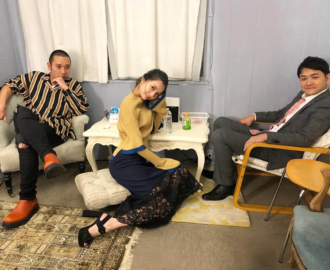 大石絵理のインスタグラム：「今夜 24:12-25:00 TV東京 NEO決戦バラエティー キングちゃん 出演します😚 MCの千鳥さんと雑誌のアーティスト写真風にオシャレに撮ってみました😂😂 #こうゆうアーティストいるよね  #衣装タグ付けしてます🏷  #キングちゃん #千鳥 さん」