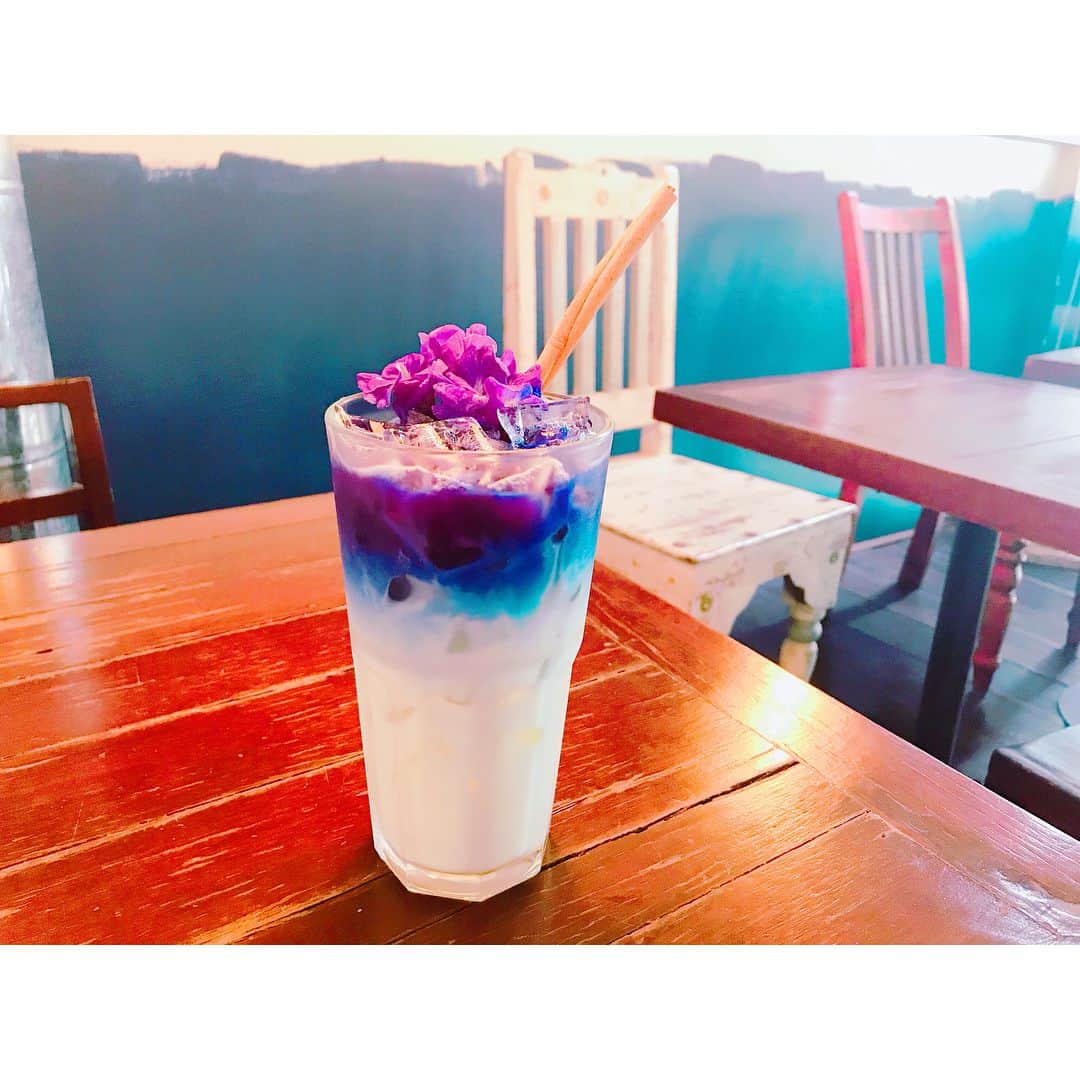 のインスタグラム：「💙 やっと来れた〜✨ 友達に教えてもらった♡ @asaparis Thanks♡ #ブルーホエールマハラート 🐳 青いラテ、青い店内が綺麗なお店 ずっと来たくてやっと来れた(๑˃̵ᴗ˂̵) . バタフライピーというタイのお花を使ってて こんなに鮮やかな色に🦋 お味はロスで飲んだハイビスカスティー🌺と同じ様な 爽やかな花の蜜の味でした..🐝 . 壁にもお手洗いにも至る所にクジラが🐳 そこで思い出したのですが^ ^ 実はクジラに関わるお仕事させて頂きまして もう少ししたら発表出来るかなと楽しみにしてます〜^ ^ . 青って本当きれいな色🌏💙 . #bluewhalemaharaj#bluelatte #flower#butterflypea」