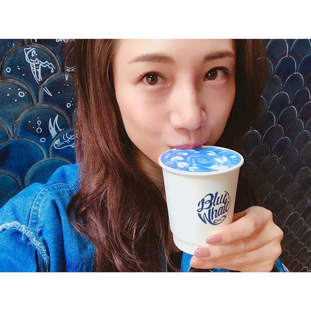 のインスタグラム：「🦋 バタフライピーラテが想像の倍以上美味しかったので テイクアウトにもホットで追加注文💙 . こちらは韓国の #コグマラテ と同じ味で😮 さつまいもの甘みと同じ~🍠 この色からは想像出来なかった~ はるばるやって来てよかった♡ 王宮近くの観光地にあります🕌😉 . #blue#cafe#bluewhalemaharaj#💙」