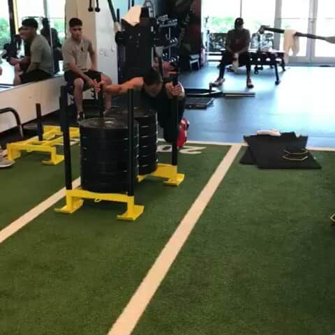 レオニス・マーティンのインスタグラム：「Work til the wheels fall off...in this case, shoe 👟 #nodaysoff  #tigers」