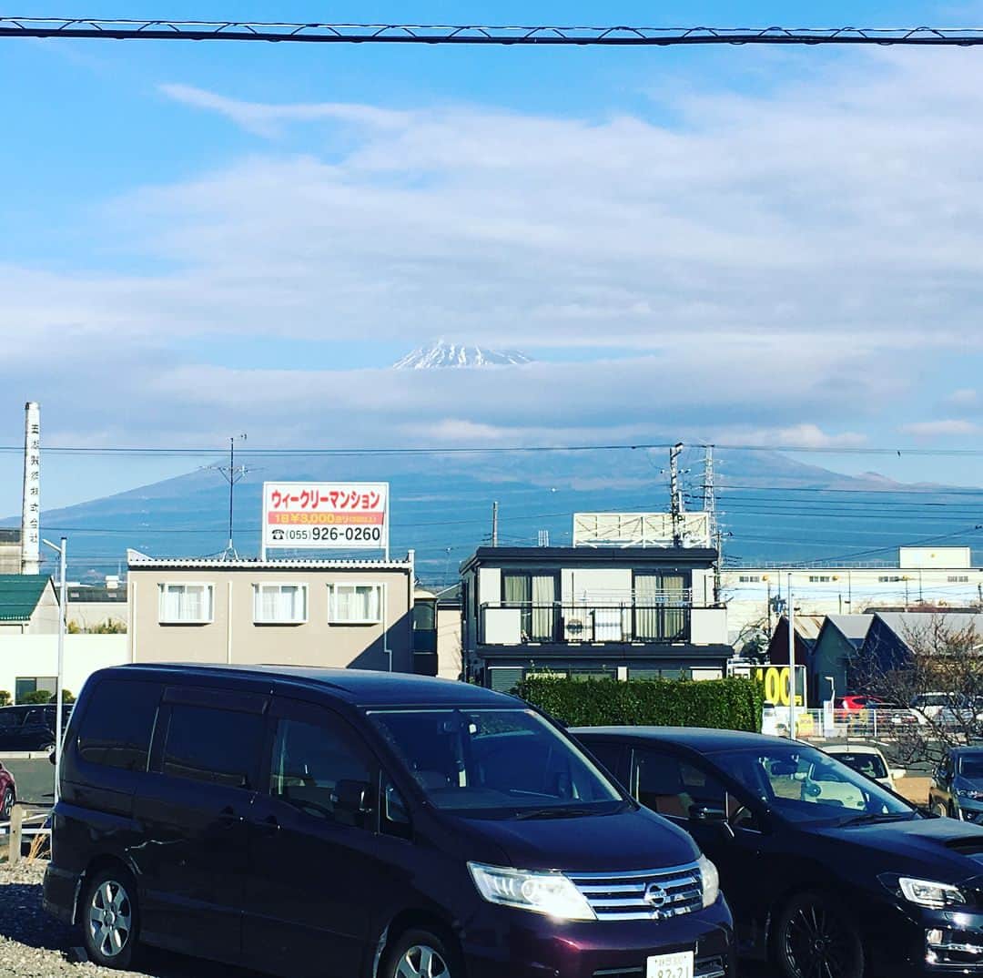 鈴木将平のインスタグラム：「今日地元富士に帰って来ました！ 富士山キャラになりつつあるということで富士山🗻の写真をと思ったら雲が😭仕方ない。笑 帰ると家族が歓迎し舟盛りを用意してくれました👏あたたかい。 美味しくいただきます🙏 #地元#富士#富士山#家族#あたたかい#舟盛り#いただきます🙏」