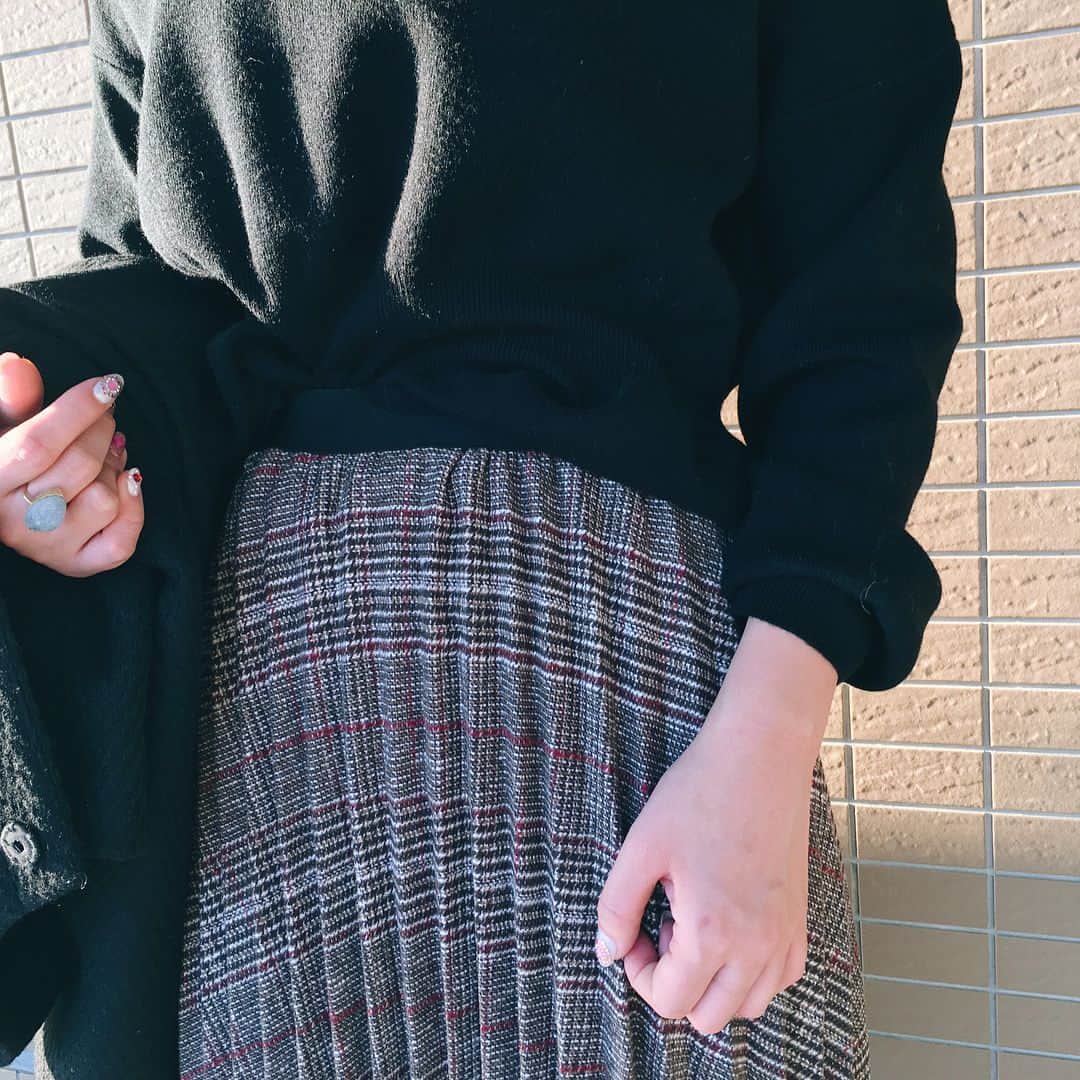 sheta officialのインスタグラム：「New arrival ㅤㅤㅤㅤㅤㅤㅤㅤㅤㅤㅤㅤㅤ もうすぐクリスマスですね。 固め素材が可愛いプリーツ チェック柄のスカートが入荷。 ほっこり暖かみのある素材で 冬らしいコーディネートを楽しめます。 ㅤㅤㅤㅤㅤㅤㅤㅤㅤㅤㅤㅤㅤ pleats check skirt color:black/brown price:11,000yen+tax ㅤㅤㅤㅤㅤㅤㅤㅤㅤㅤㅤㅤㅤ #Sheta #sheta_17aw」